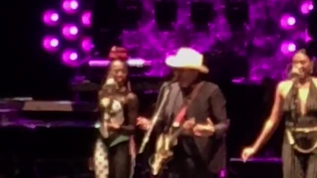 Elvis Costello & The Imposters plays live “Alison” in the Saint Augustine Florida 2019