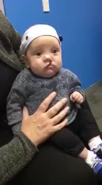 Bebé de 4 meses escucha la voz de su mamá claramente por primera vez