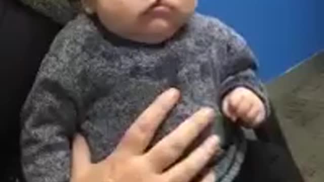 Bebé de 4 meses escucha la voz de su mamá claramente por primera vez