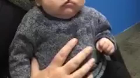 Bebé de 4 meses escucha la voz de su mamá claramente por primera vez