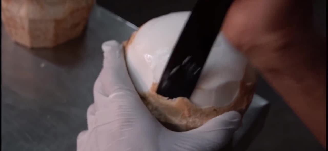 How to peel the outer skin of a coconut, please see the detailed tutorial 3