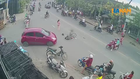 Monitoring camera shows confusion in the middle of the street, unbelievable.