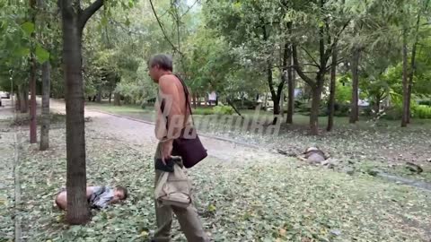 【18+】The Ukrainian armed forces shelled Donetsk city centre. There are wounded and dead.