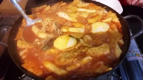 Tteokbokki is being cooked deliciously