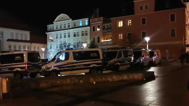 Bautzen, Kornmarkt, 27 12 2021 - 47. Kundgebung - Teil III, Polizei im Einsatz n. d. Veranstaltung