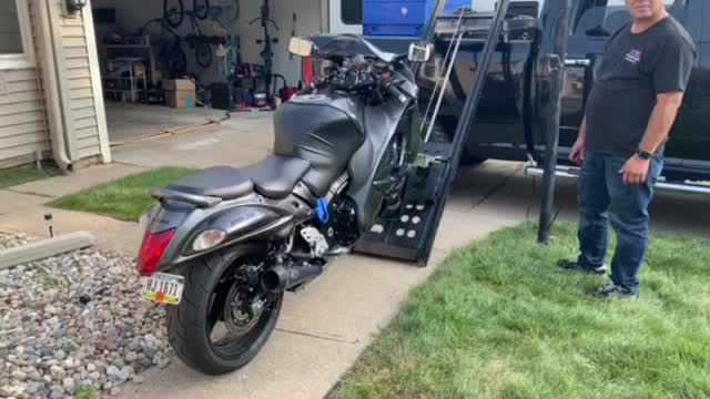 Loading and unloading a motorcycle using rampage motorcycle lift