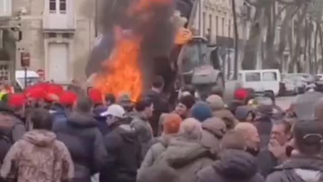 French farmers destroying their livelihoods, dump and burn farm rubbish outside government buildings