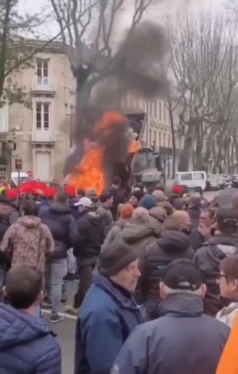 French farmers destroying their livelihoods, dump and burn farm rubbish outside government buildings