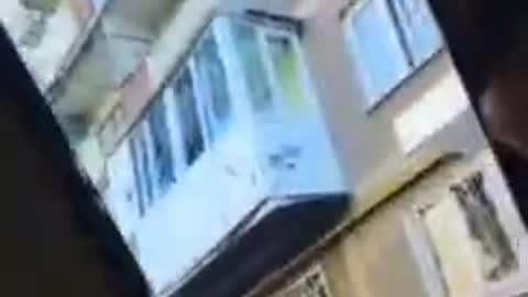 Ukraine: civilian shows soldiers evidence of damage