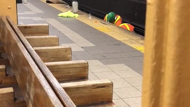 Super loud jack hammer annoys subway passengers waiting train