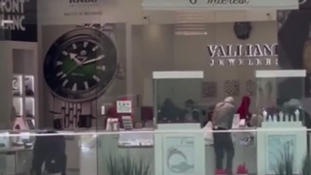 Jewelry store ROBBED in Galleria Mall, Roseville California