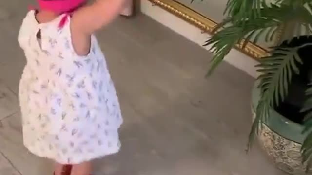 البنت ترقص على انغام الموسيقى 💃💃💃The girl dances to the music