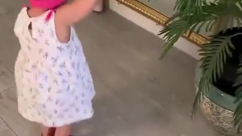 البنت ترقص على انغام الموسيقى 💃💃💃The girl dances to the music