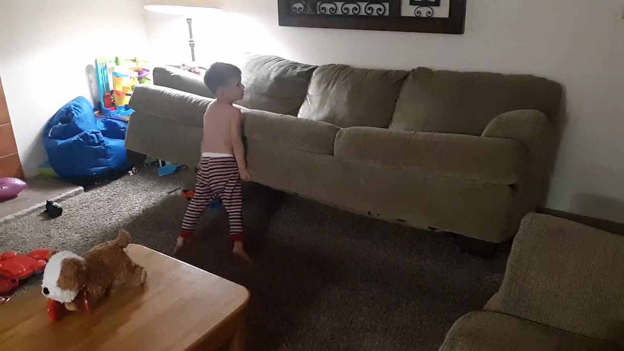 AMAZING 2YEAR OLD LIFT COUCH