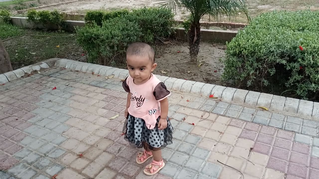 Aayat park ma enjoy kr rhi h