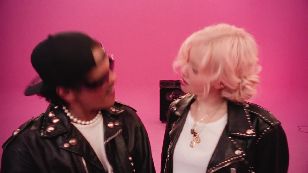 ROSÉ & Bruno Mars - APT. (Official Music Video)