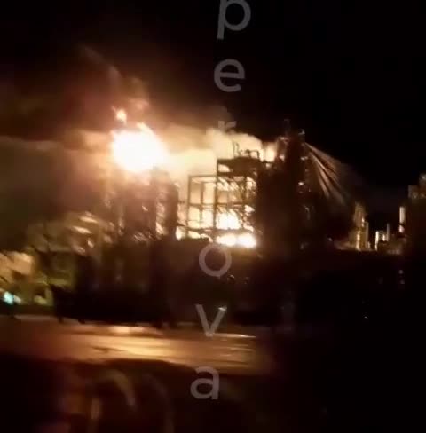 Russia's Most Advanced Oil Refinery is Engulfed in Flames(ELOU-AVT-2.5 Distillation Unit)