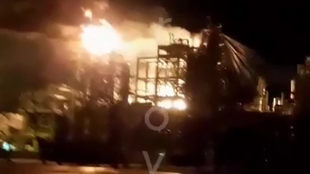 Russia's Most Advanced Oil Refinery is Engulfed in Flames(ELOU-AVT-2.5 Distillation Unit)