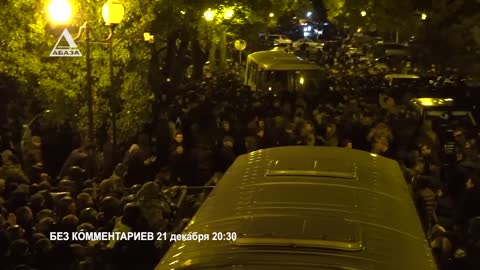 События у стен парламента в Сухуми - 21.12.2021