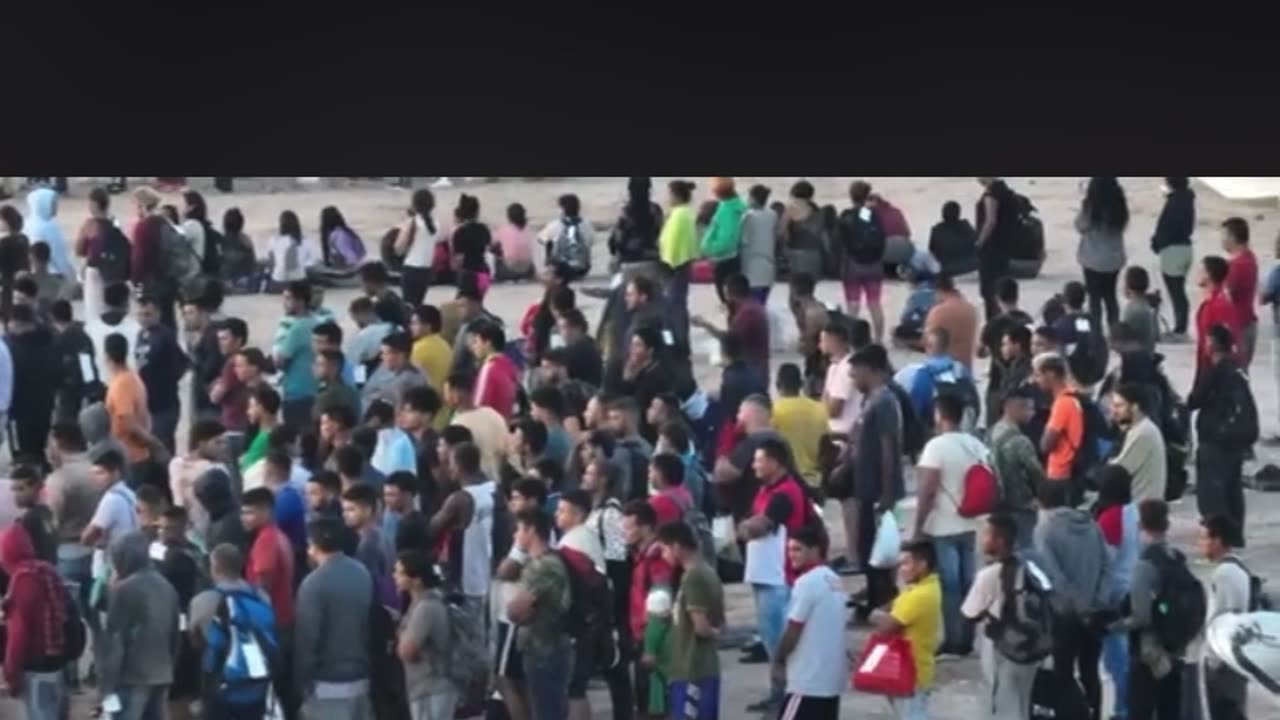 Eagles Pass Texas - Thousands of Illegal Immigrants Flooding into the US