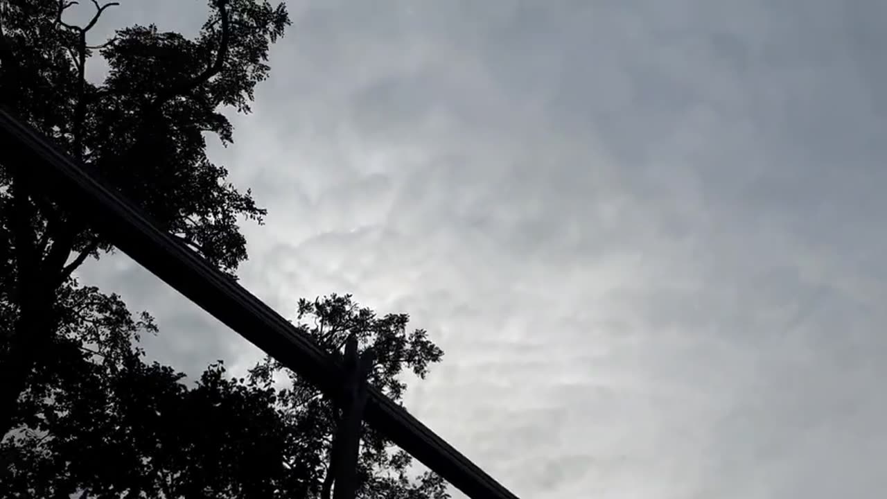 Himmel in Berlin am 13.10.2023 um 15:06 Uhr