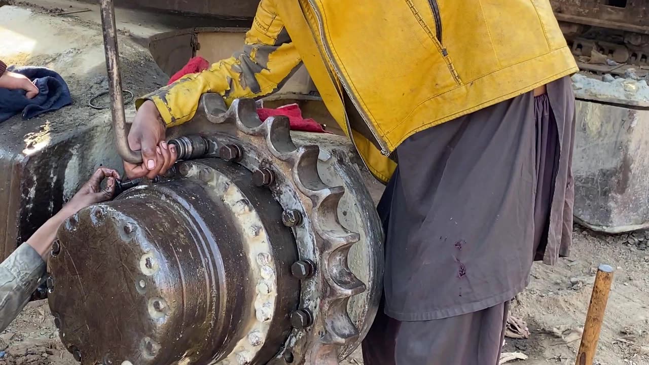 Excavator Chain Wheel Repair #excavator #wheel #shortsvideo #ytshorts