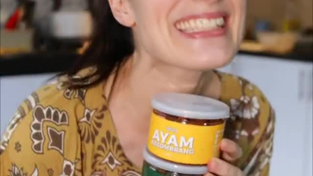 Indonesian native who is Caucasian receives bakwan chile until it is fiery