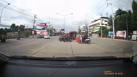 Driver Narrowly Avoids Fallen Riders on Road