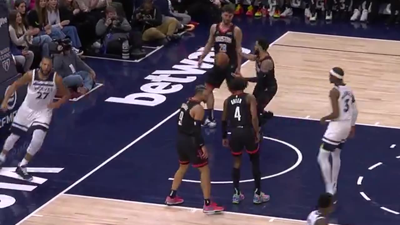 NBA - Conley ↗️ Gobert alley-oop poster! Timberwolves-Rockets