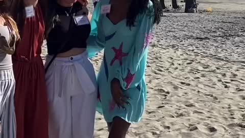 Surf the sea walk, small partners play together
