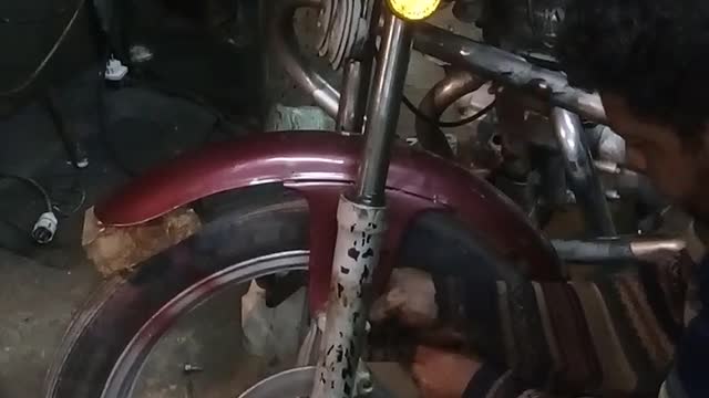 See the professionalism of blacksmith's mechanic and how he was able to dismantle and install bike