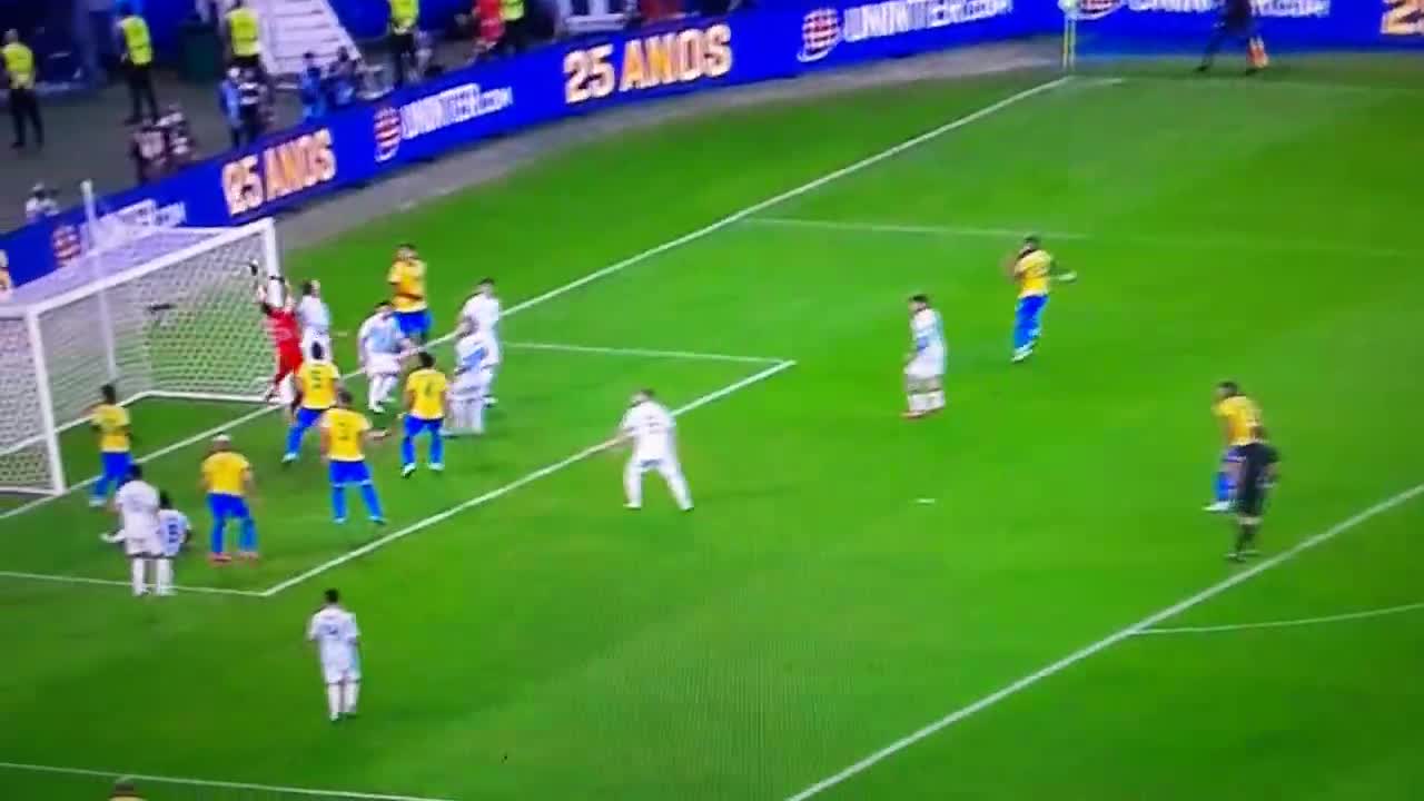 Gran atajada del dibu martinez a a gabigol