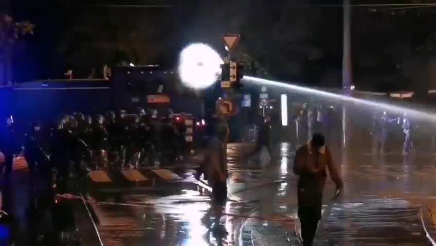 BREAKING – Switzerland: The police are cracking down with water cannons, rubber bullets