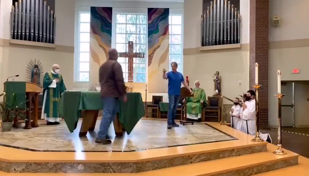 Unmasked man accused of ‘trespassing’ confronts parish priest in Washington state — BRAWL ERUPTS