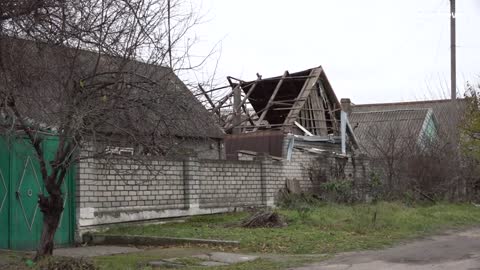 Russian forces strike apartment block in Kherson