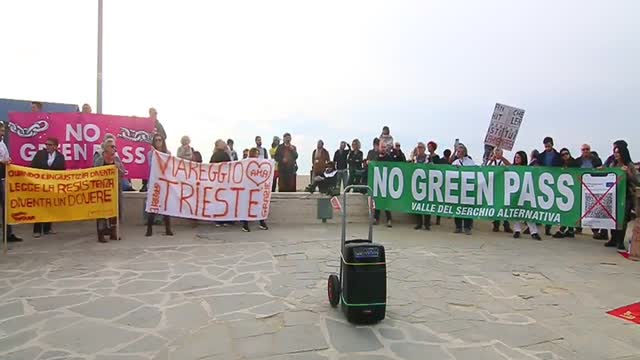 2021-10-30/02 - Corteo No Green Pass a Viareggio. Intervento di Miccoli