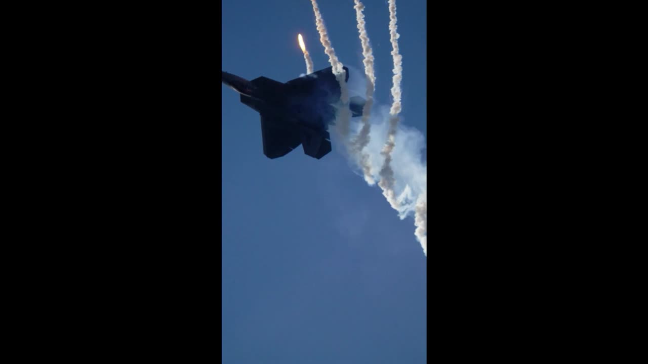 F-22 Raptor Loop and Flare