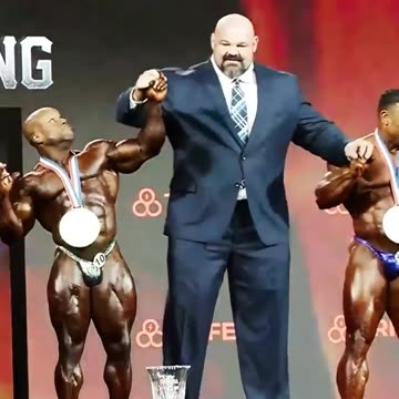 BODYBUILDER VS. STRONGMAN