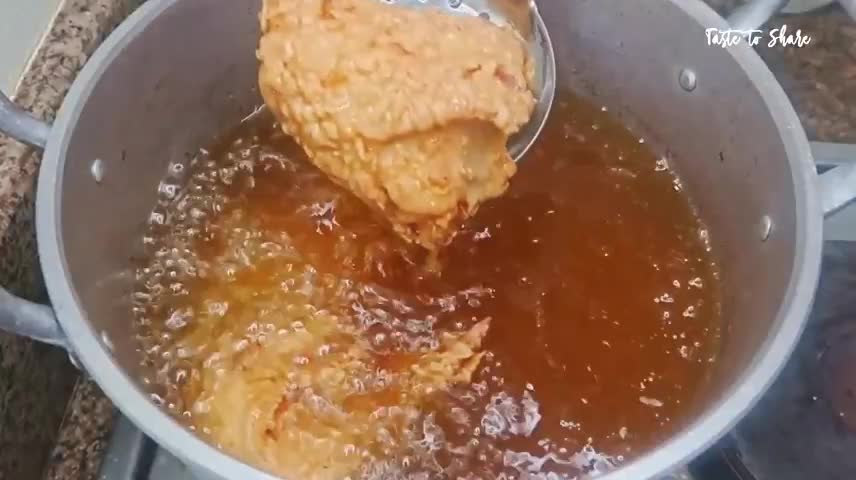 Fry The Powdered Chicken Wings In The Pan