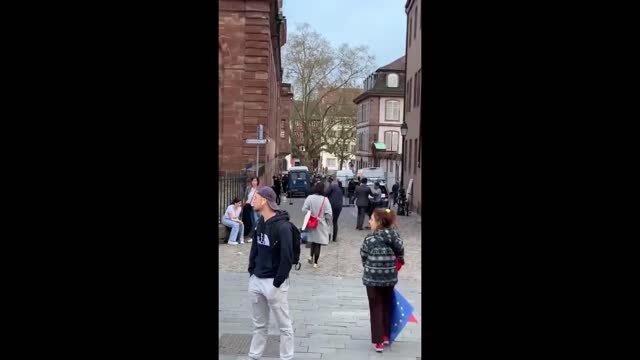 DEMOCRACIA FRANCESA - Homem é arrastado por protestar em comício de Macron