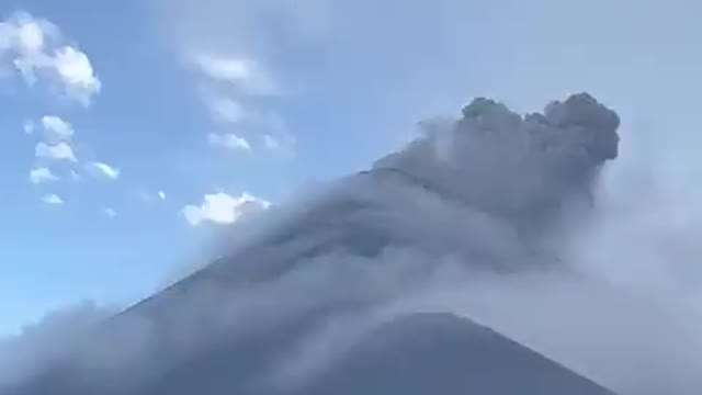 Insane lightning strike during Volcano eruption. HAARP?