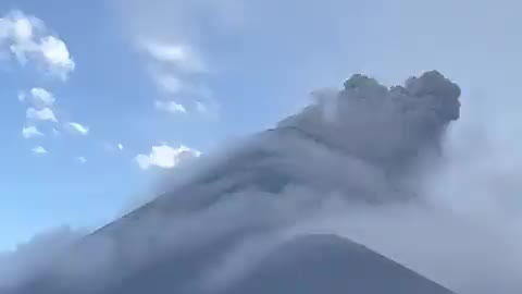 Insane lightning strike during Volcano eruption. HAARP?