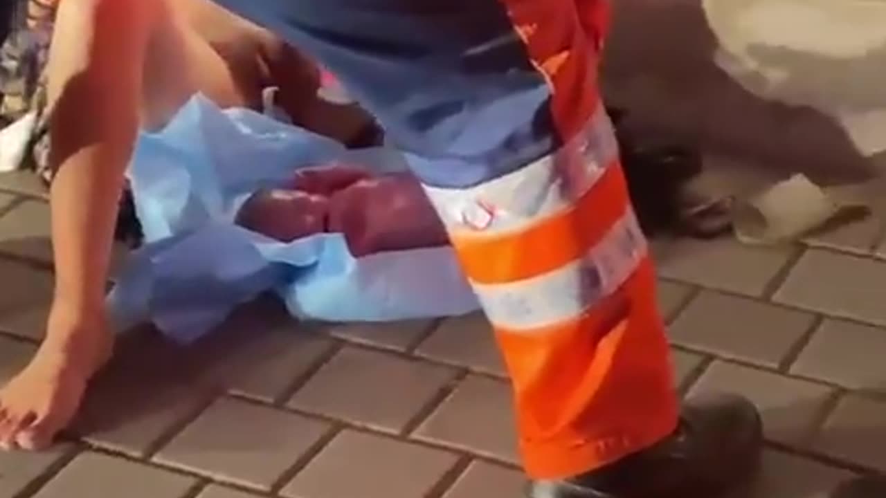 A kórház előtti járdán szült egy nő Romániában