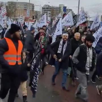 Muslims marching through London flying the ISIS flag