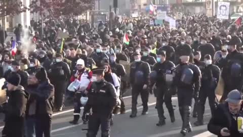 France against the health pass and medical tyranny. How many weekends is that in a row now?