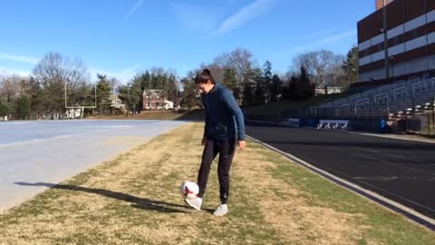 How To Catch The Soccer Ball On Your Foot | YFutbol