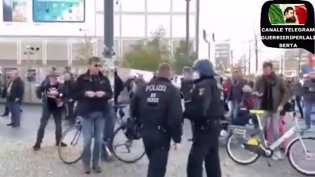 Ragazzina affronta gli agenti di polizia tedeschi, interviene il Karma e mette pace