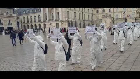 Les Masques BLancs Dijon et Lyon Action Pancartes le 23 Octobre 2021