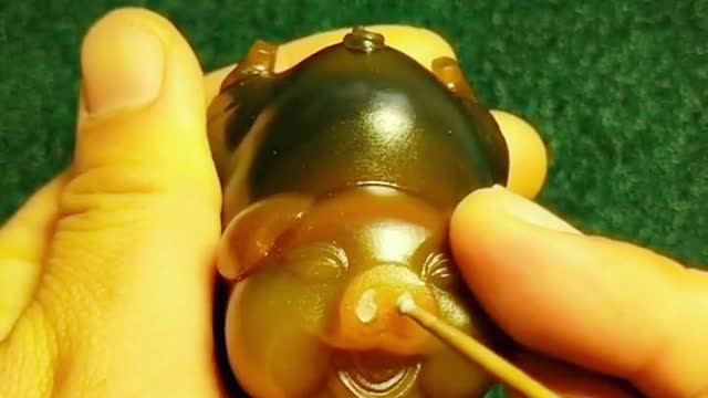Carving of the cartoon pig. It's so beautiful. The charm of carving cannot be measured by money;