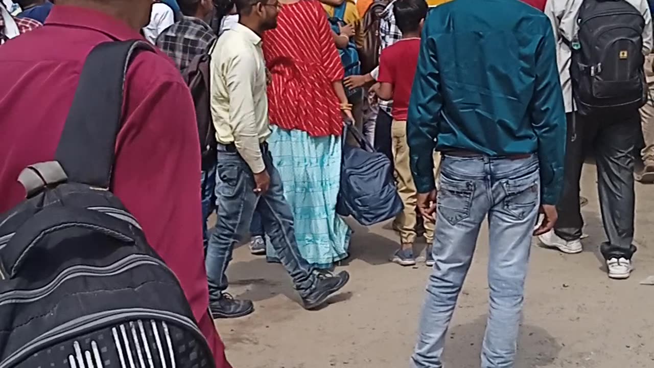 Crowd waiting to board the bus,😯😀